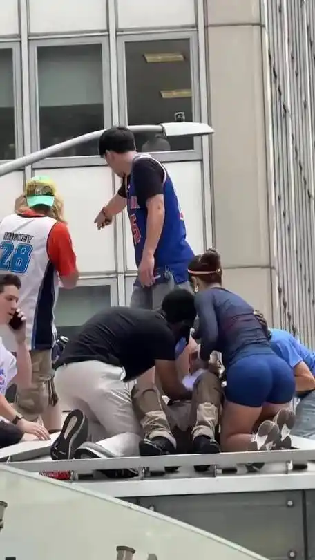 女子好心救助醉倒尼克斯球迷，反遭多次强吻引发热议